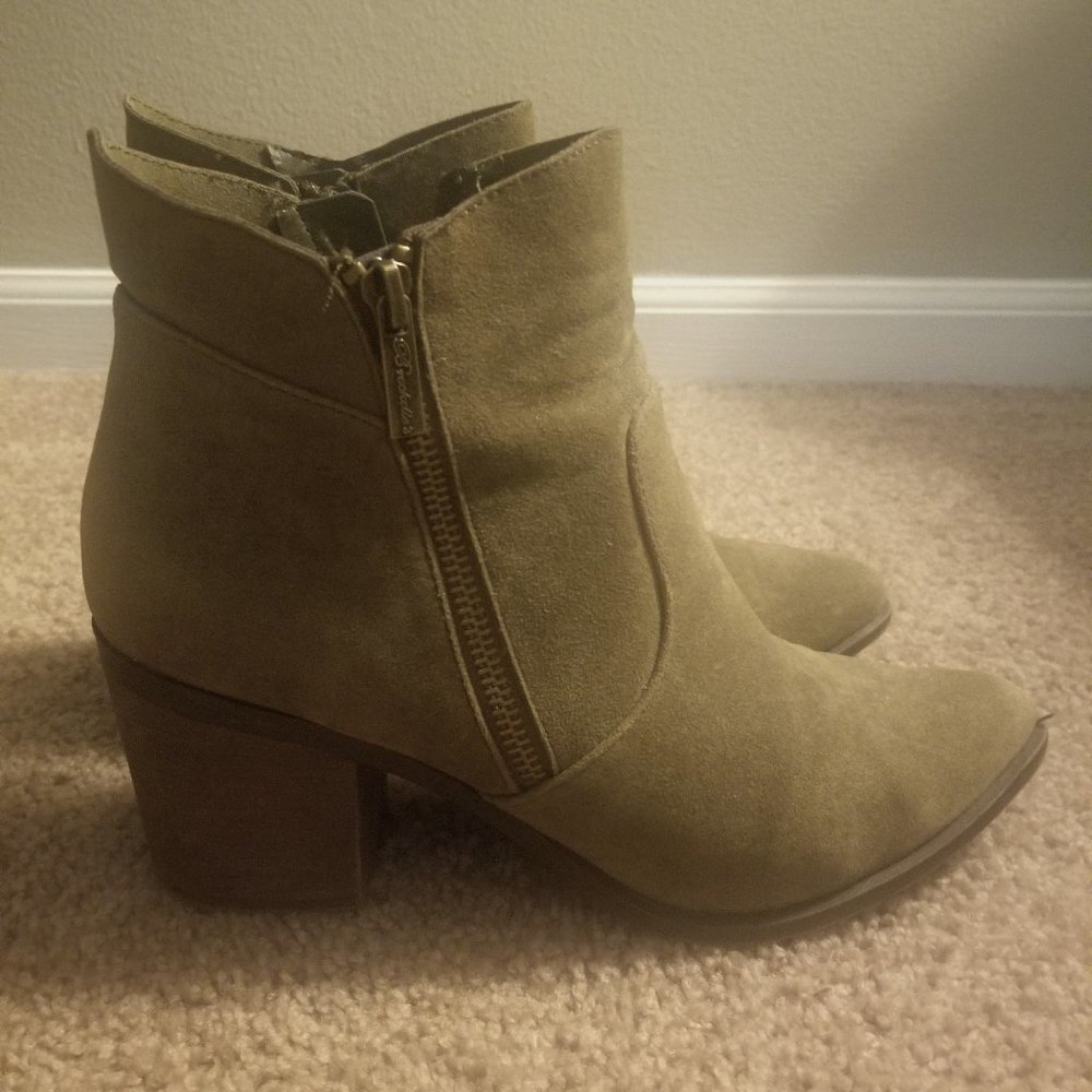 Breckelles Booties 8.5 Pointed Toe Olive Green